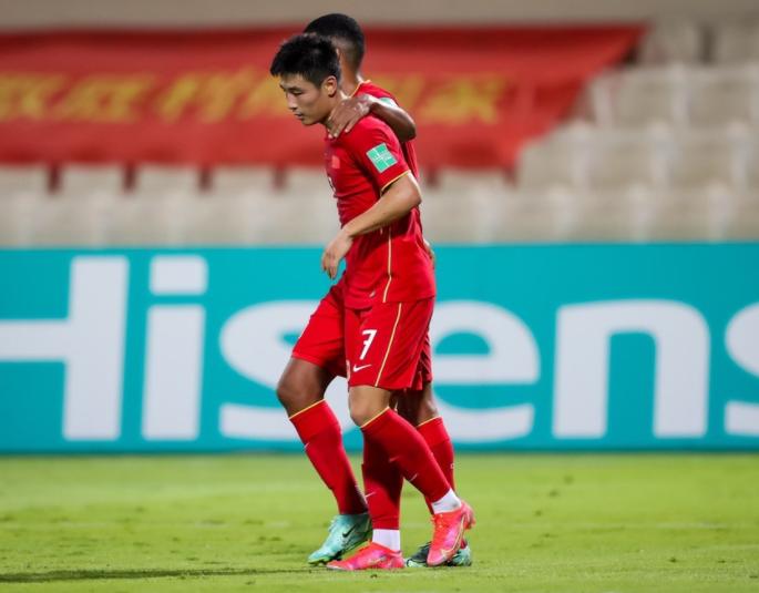 回顾国足精彩表现武磊双响绝杀,国足武磊进球得分