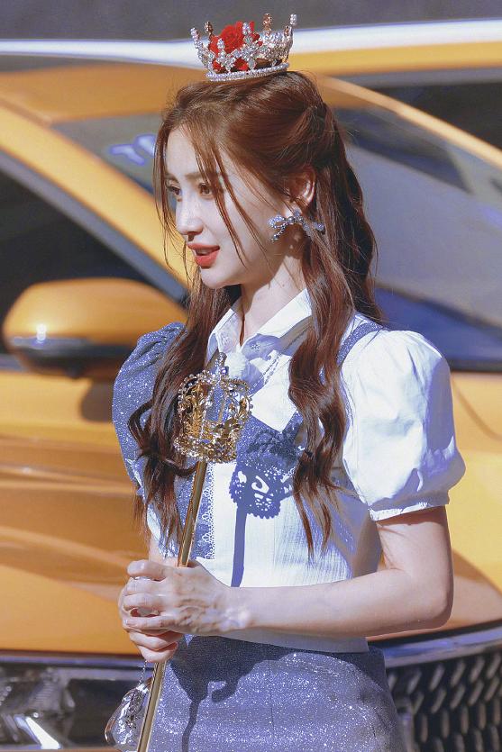 今年秋冬最火的3款卷发秒变仙女,适合30-35岁女性的卷发造型推荐