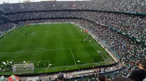 足球场上下起玩具雨怎么处理,足球下起玩具雨