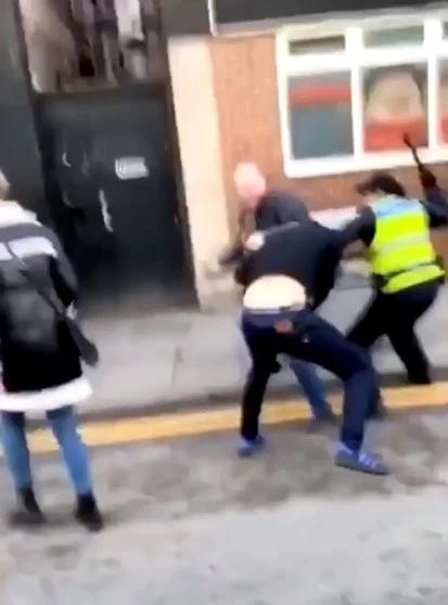 英国17岁男孩暴打警察,16岁足球运动员被打