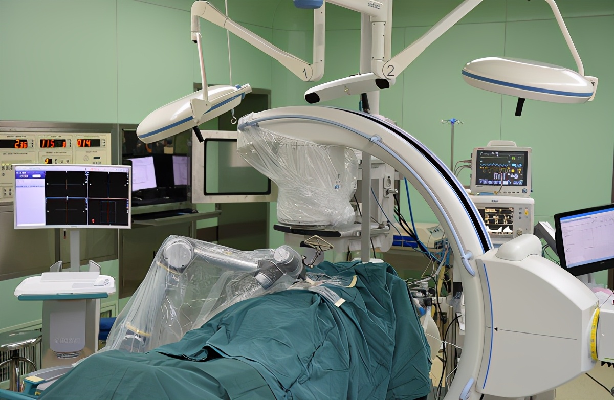 70岁大爷长期抬腿治腰椎间盘突出,腰椎间盘突出一个老头锻炼视频