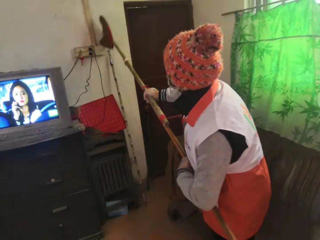 荔湾｜送口罩、上门消毒、代购物品……海龙街的他们暖心帮助辖内长者