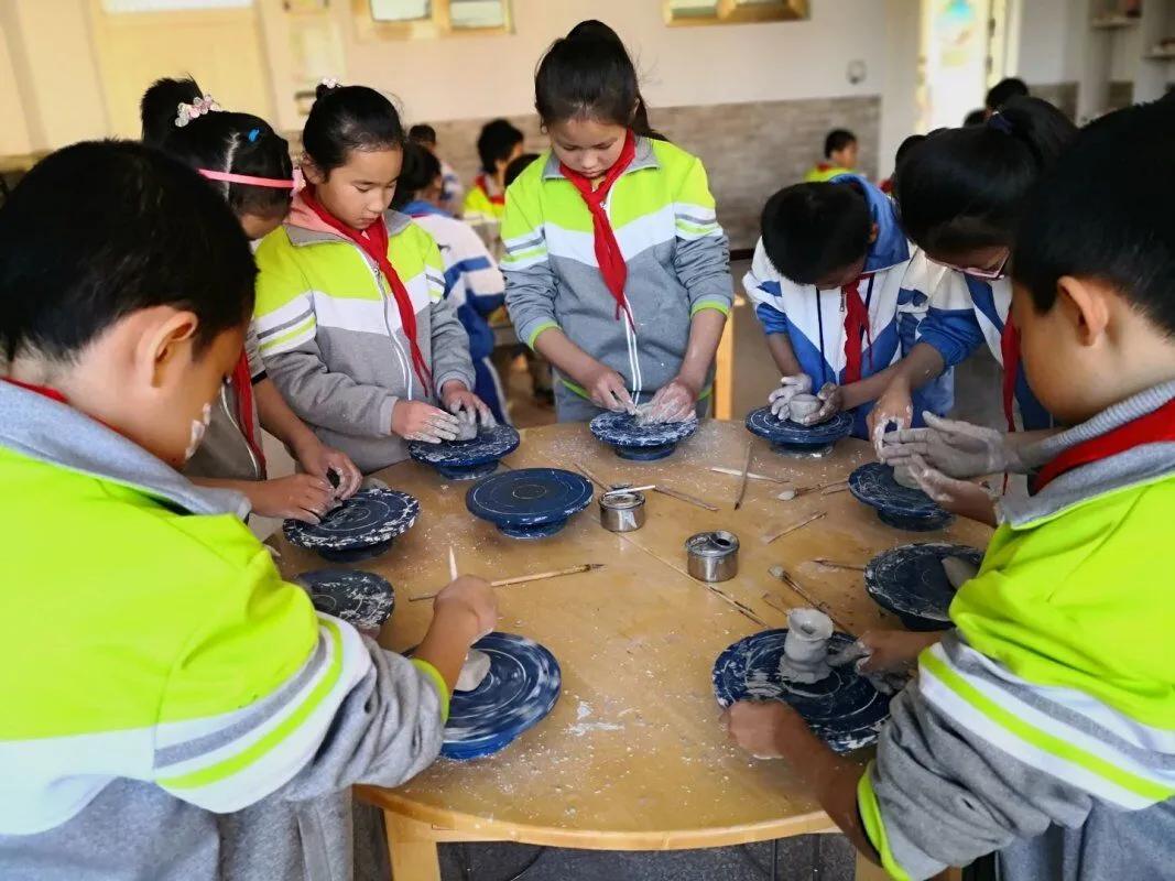 白银文明校园,文明校园七彩童年舞蹈