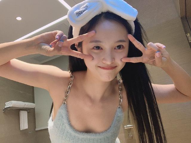 吴宣仪深v抹胸裙金色,吴宣仪深v礼服照