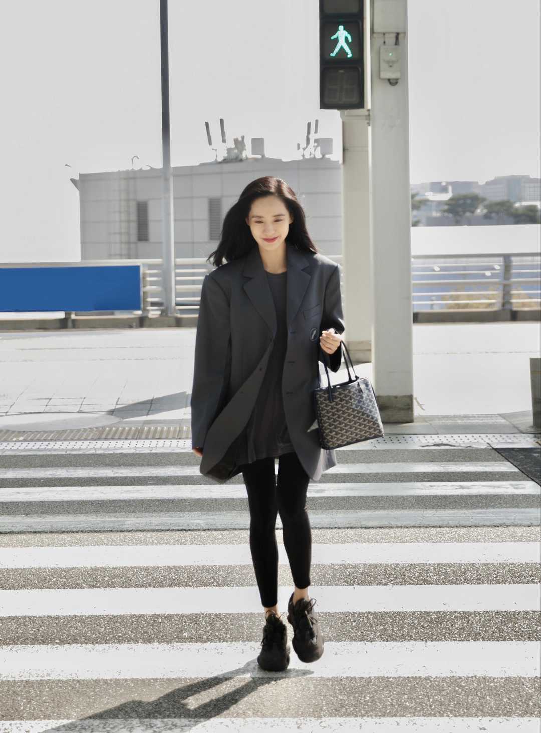 王智穿西装的穿搭,王智黑白搭配帅气利落干练