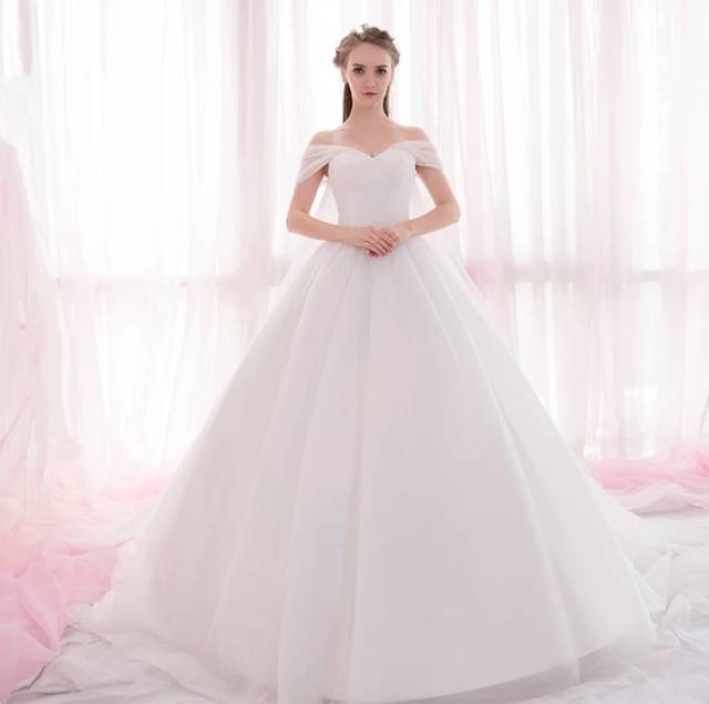 不同婚庆风格如何选婚纱,缎面婚纱婚礼场地