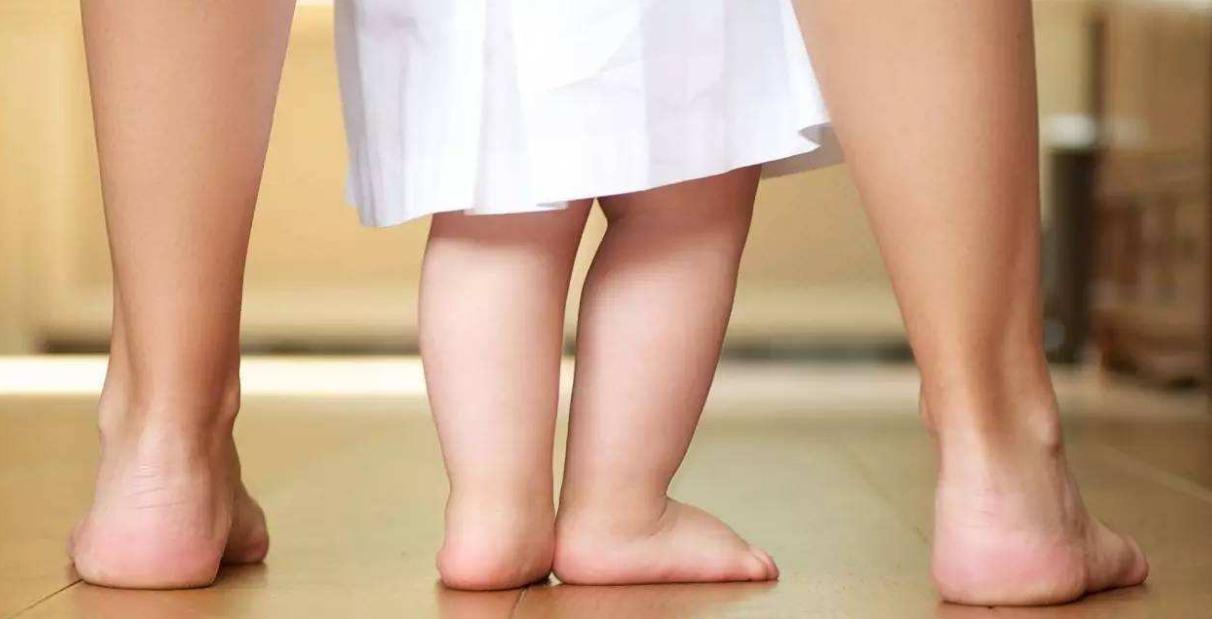 宝宝赤脚还是穿袜,宝宝应该穿学步鞋还是袜子