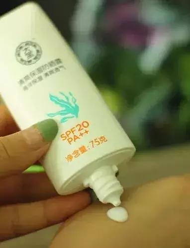 最新防晒霜推荐清爽不油腻好推开,什么防晒霜不油腻很好用防水防汗
