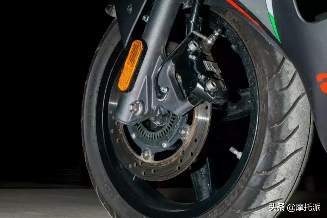 这是一辆让人爱恨交加的大踏板，阿普利亚SRMAX300综合测评-上