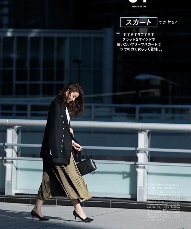 秋冬西装加半身裙看似简单的搭配,50岁女人穿什么样西装搭配好看