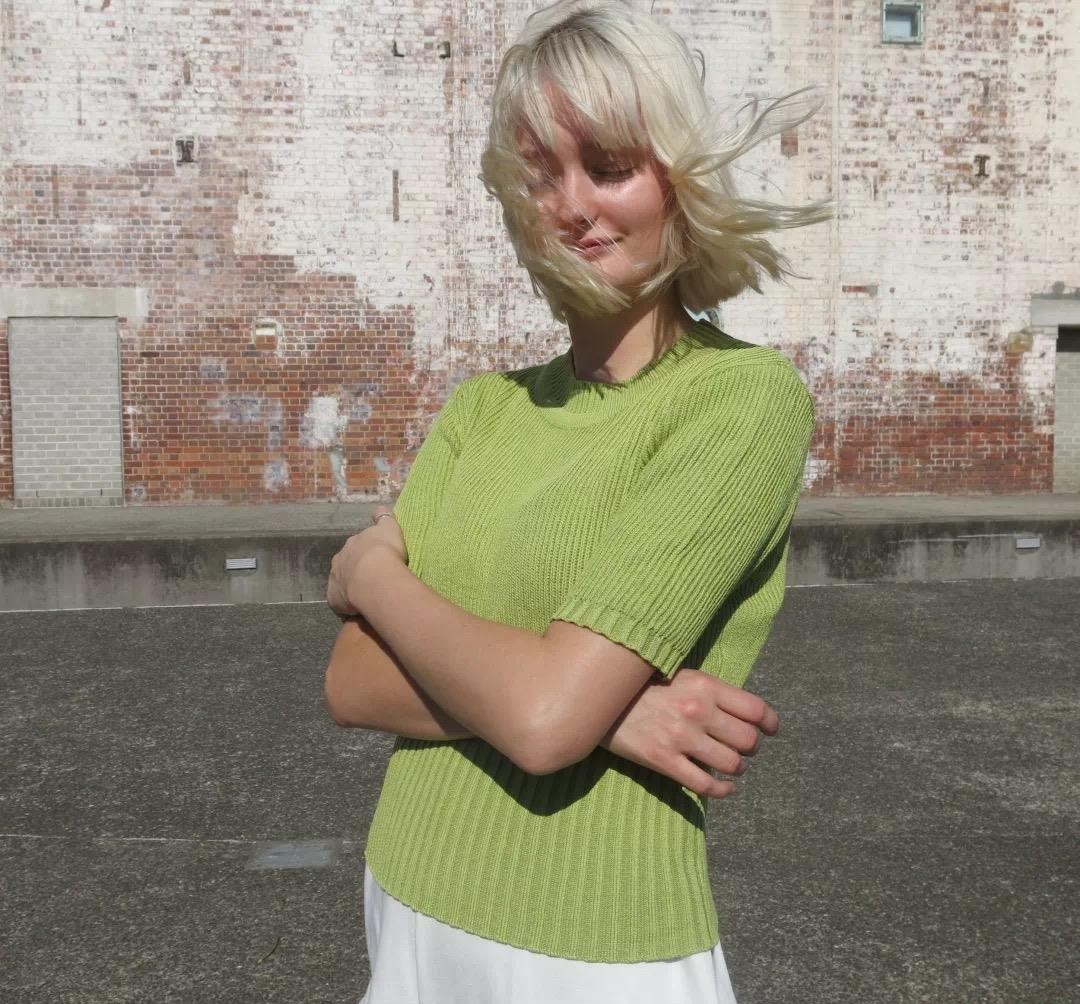 泫雅夏日必备,泫雅牛油果绿色毛衣