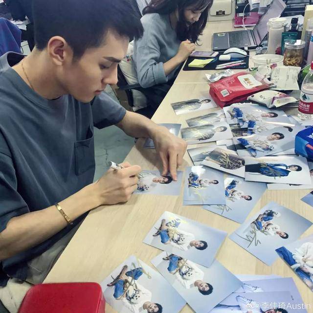 5小时，成交353万：带货一哥李佳琦的直播带货技巧，