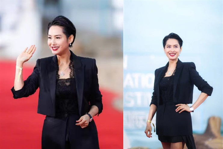 48岁朱茵穿蓝裙,已经47岁的朱茵依旧满脸的灵气