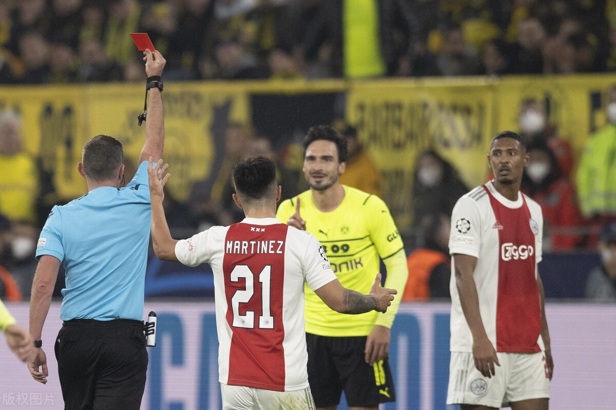 这也红牌？两大欧冠昏哨制造两张争议红牌，英格兰盲侠改变比赛