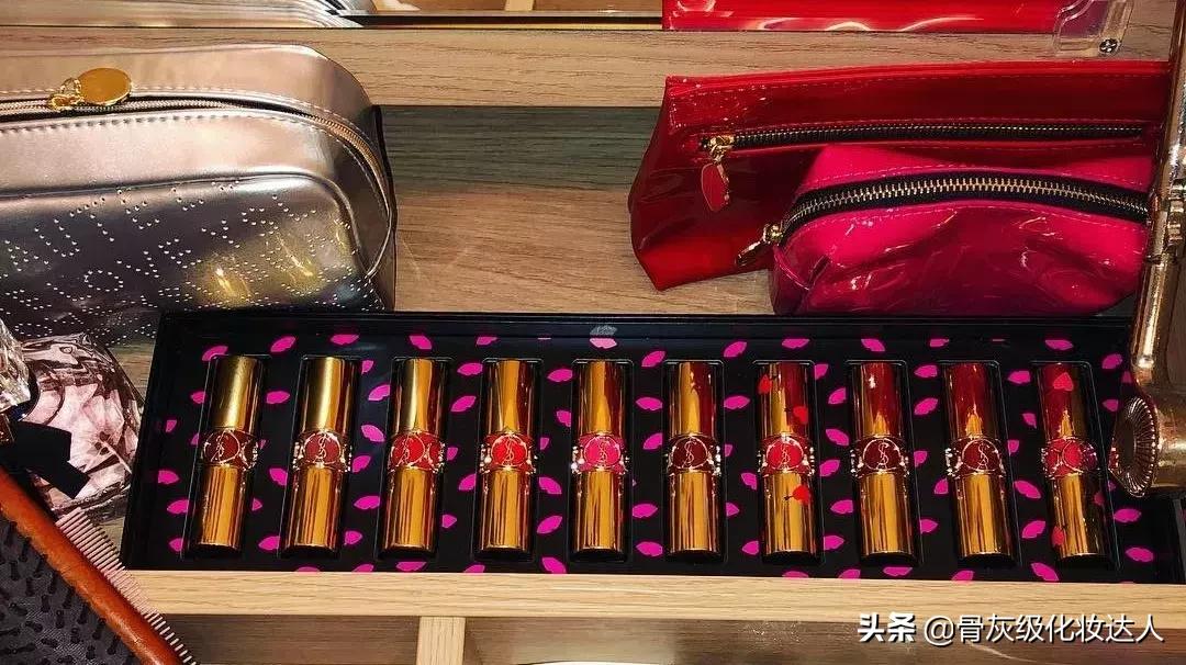 泫雅巅峰时期黑发红唇,泫雅深绿色