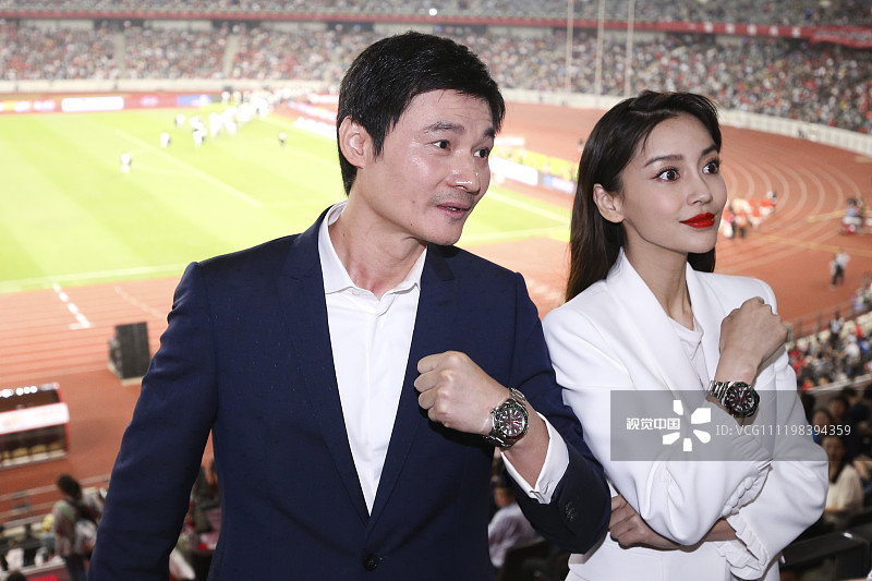 美艳绝伦!Angelbaby现身中超开幕式,白衣胜雪合体李毅|图