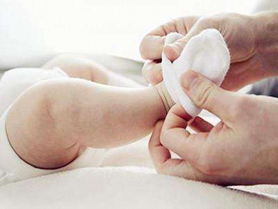 婴儿脱袜子是什么原因,宝宝为什么喜欢脱袜子放头上