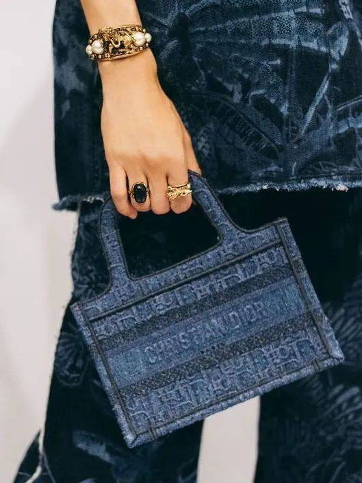 给迪奥一个机会，它就能带你邂逅浪漫秘境