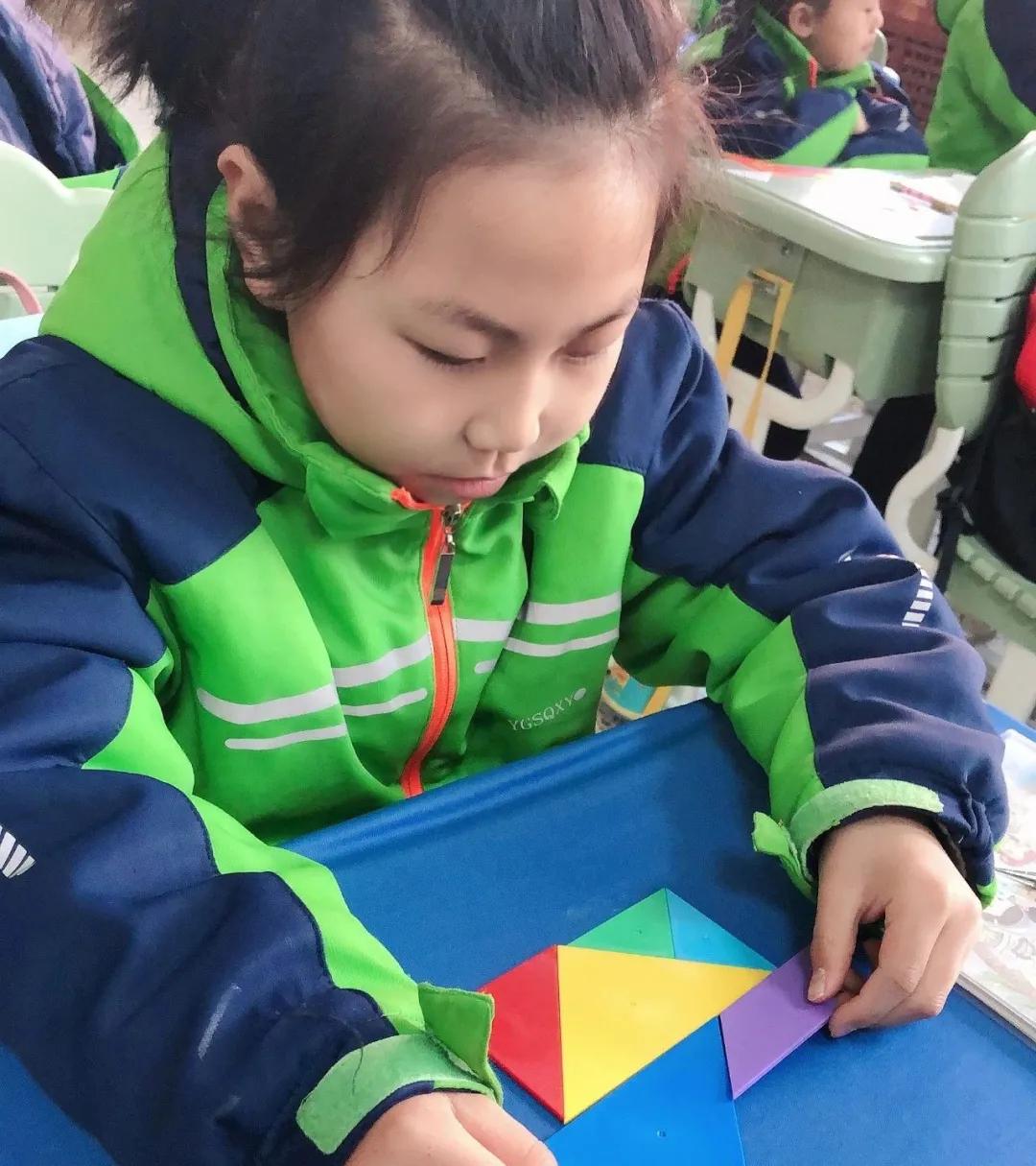 【寓教于乐】敕勒川绿地小学乌兰分校一年级开展​玩转七巧板趣味拼搭活动​