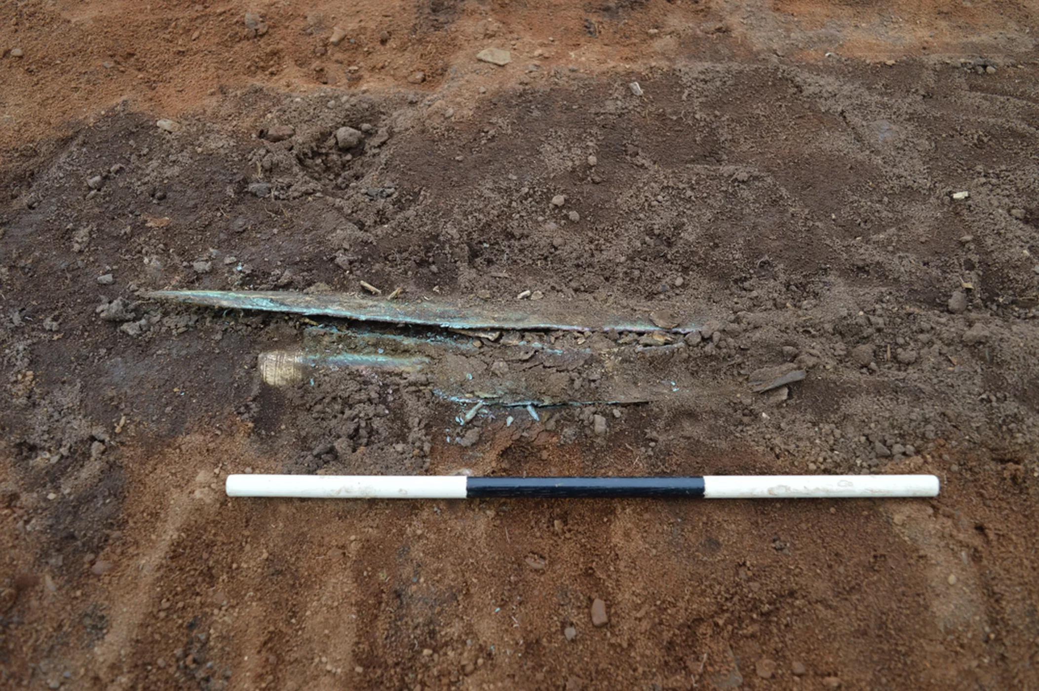 英国新建足球场,却挖出青铜宝剑和青铜矛,至少价值100万英镑