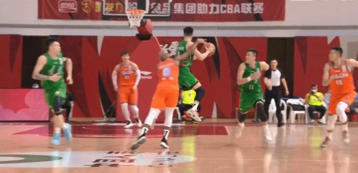 继伟绝平3分后辽篮替补席的狂欢,继伟集锦