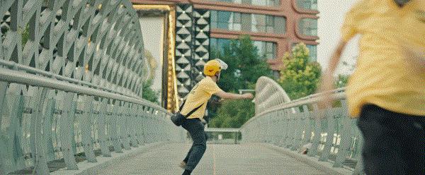 雷佳音致敬外卖员,在一起雷佳音和外卖小哥片段