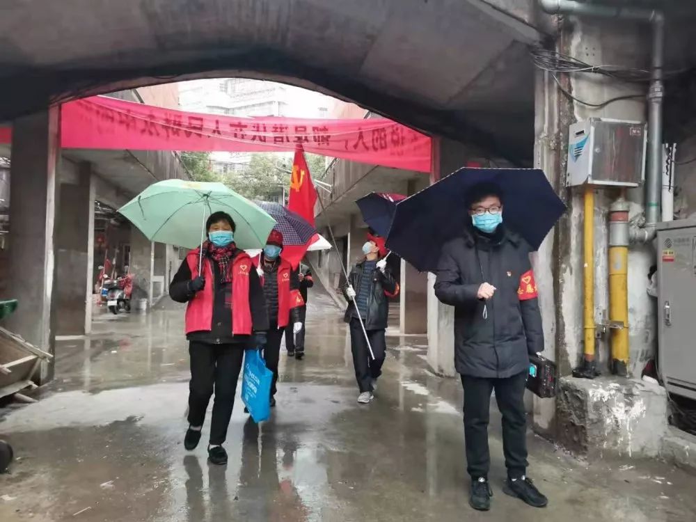 抗疫一线*党**旗红——*党**群一心“社区是堡垒,家家都参战”