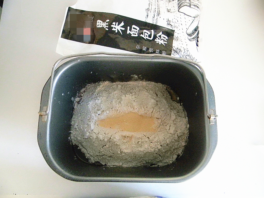 黑米面包粉的做法,椰浆黑米粉吐司面包