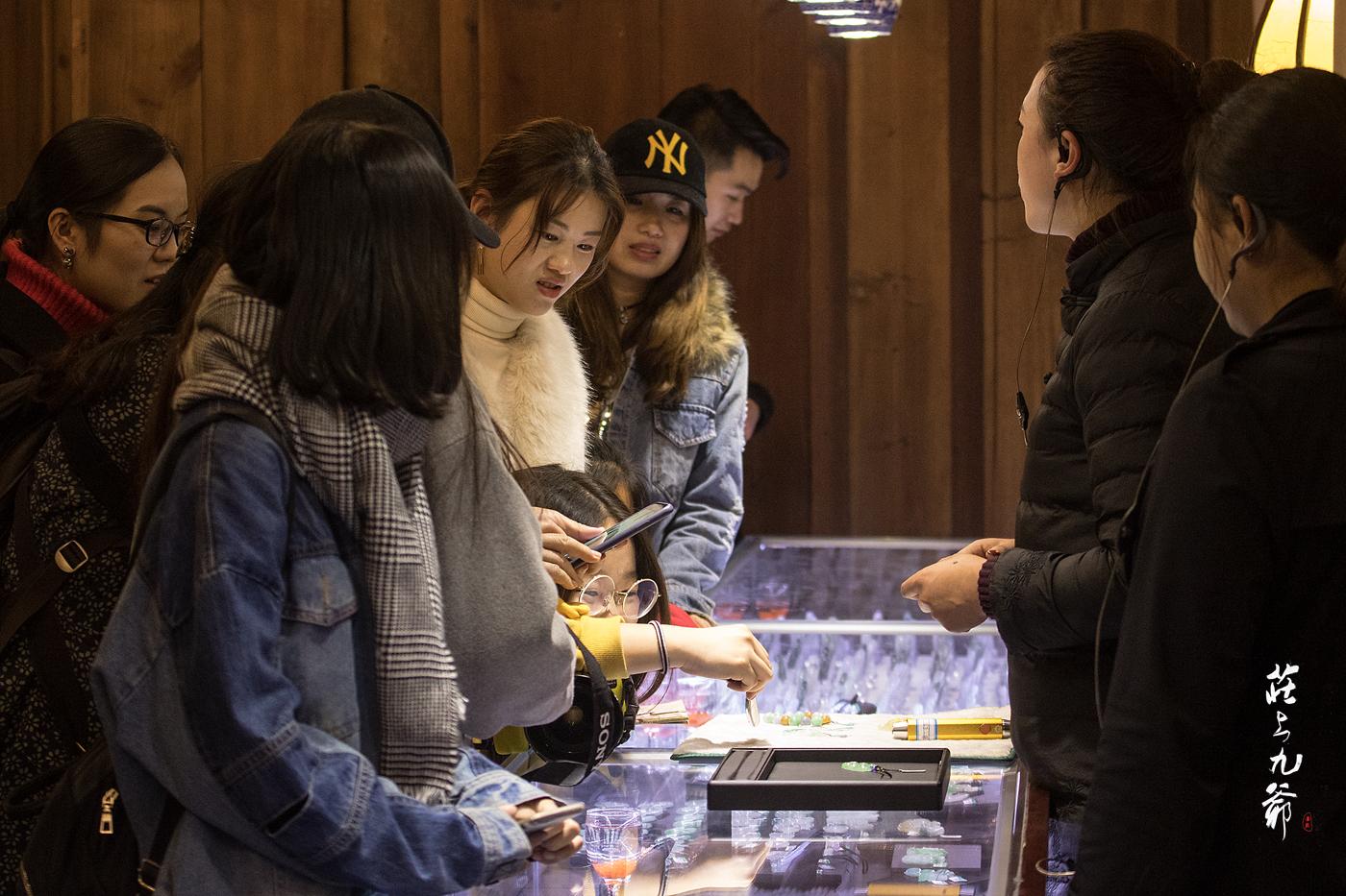 西董古村斜阳余晖下的悠然静寂