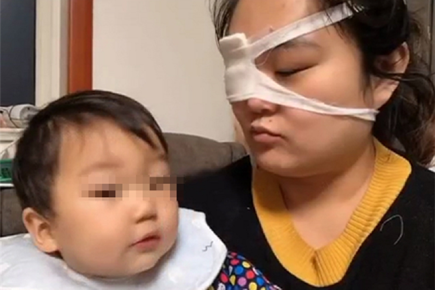 婴儿眼睛被戳到怎么判断严不严重,宝宝眼睛被戳了一直流泪严重吗