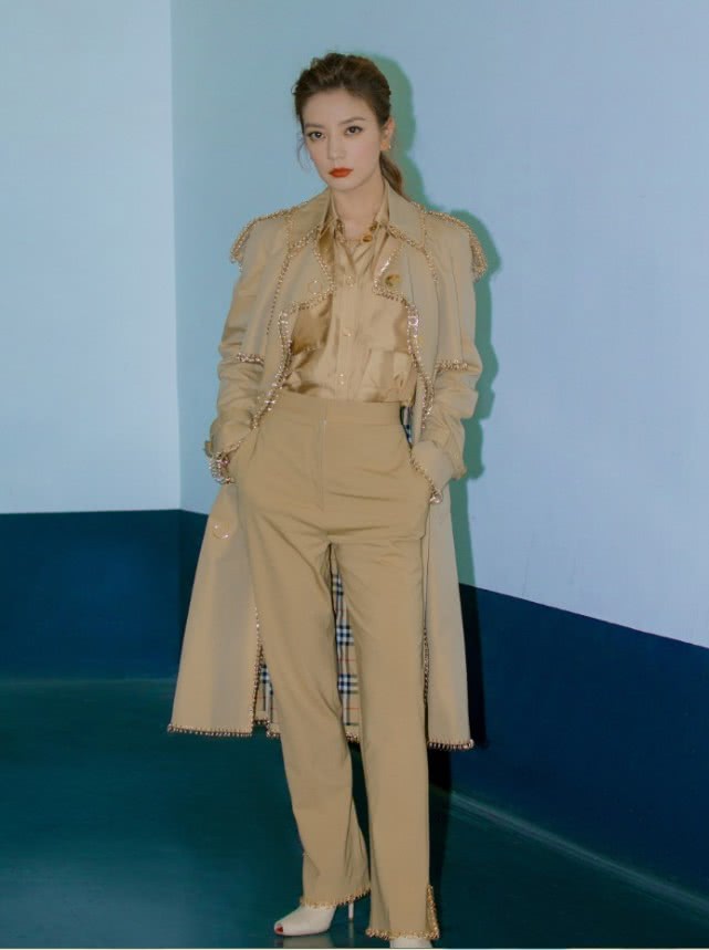 43岁赵薇尝试暗黑风格拍大片，绑两条“蝎尾辫”，看起来超A的