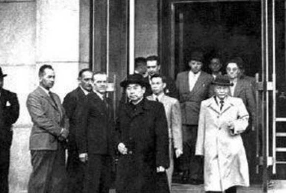 尼克松访华,假装说喜欢烟盒上熊猫图案,周恩来拍板:送两只真的