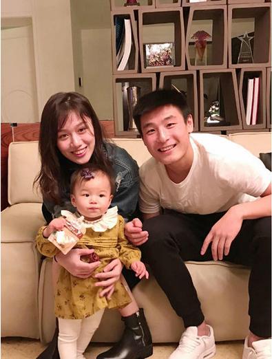 幸运的武磊：靠“干爷爷”赞助终成球王，护妻宠儿幸福不输姚明