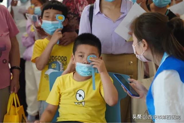 暑假儿童眼科,暑假扎堆看眼科矫正视力听谁的