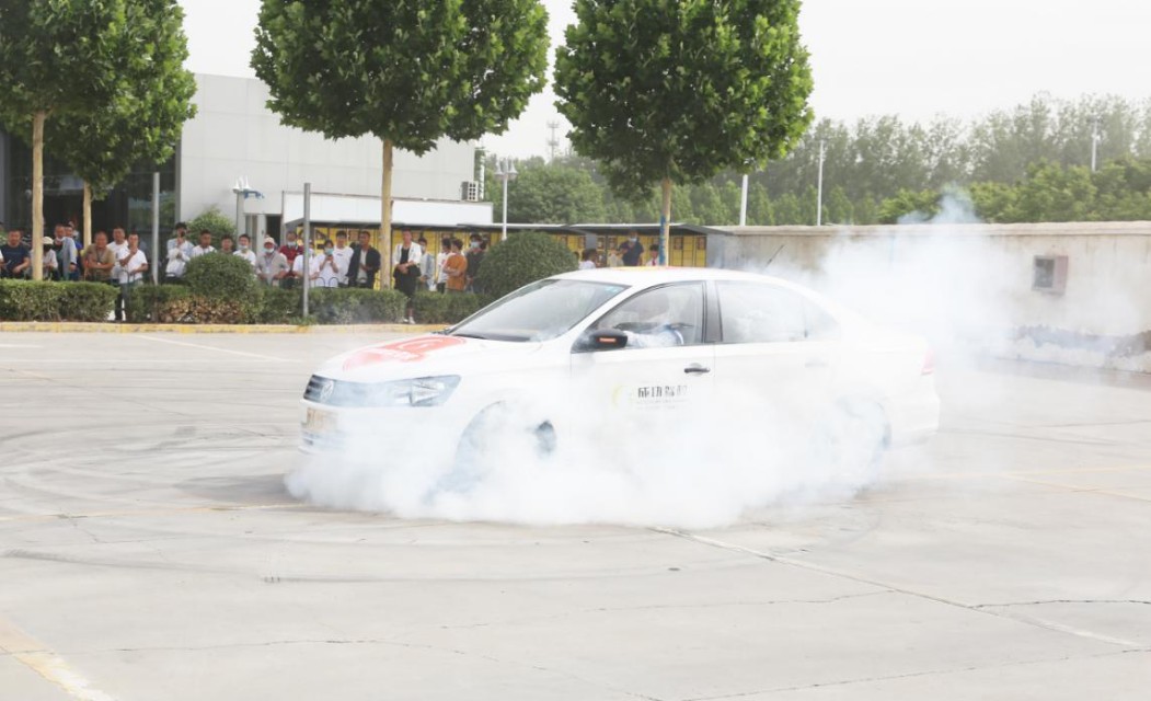 郑州特技飞行表演,郑州成功驾校科目一直播