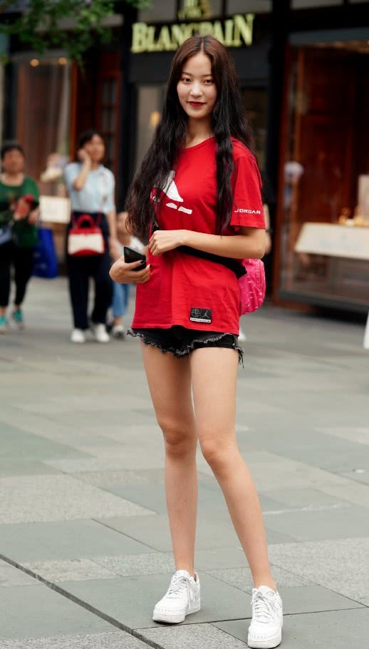 比起高价的匡威，不如买耐克的空军一号，平价百搭，搭校服也满分