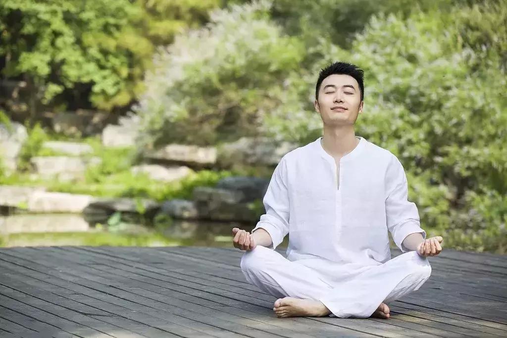 头上持续白发补点什么,头顶旋处有好多白发