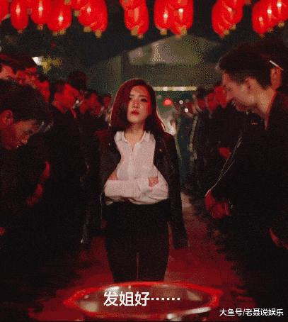 猝不及防一字马搞笑动图,搞笑gif倒立外加一字马