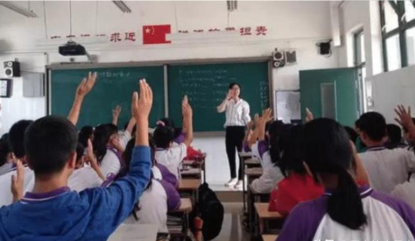 女老师穿*体器人官**服“裸体”授课，学生兴奋不已，专家：尺度太大