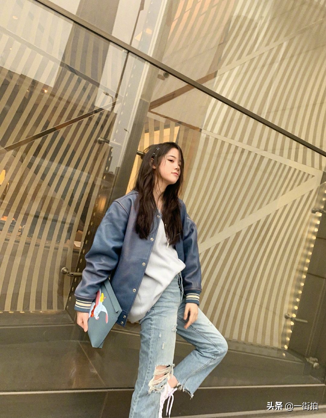 欧阳娜娜穿粉色针织衫温柔又美丽,欧阳娜娜淡黄色针织衫搭配裙子