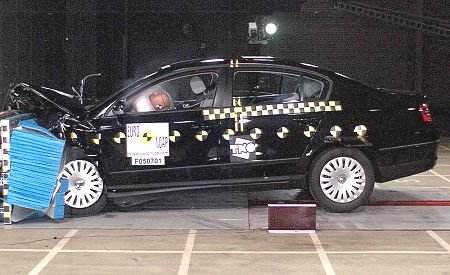 最新大众帕萨特碰撞,大众新款帕萨特被撞烂了照片