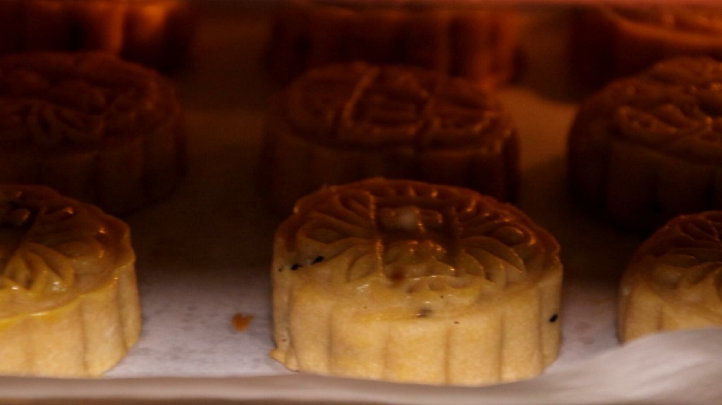 五仁月饼从和面到做的方法,老式五仁月饼馅料最佳配方和做法