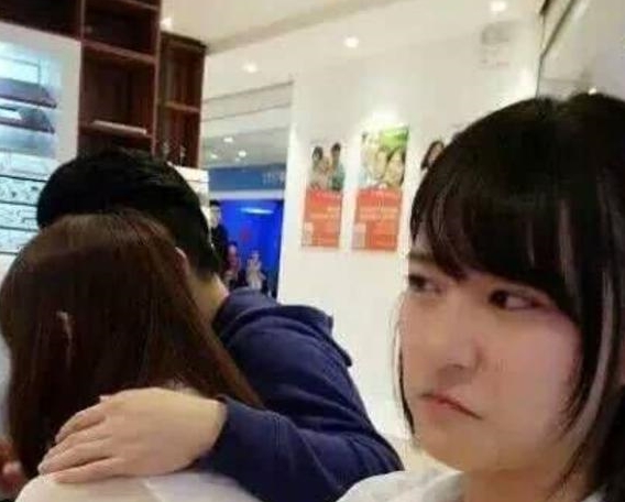 开心一刻:给女朋友发短信“我们分手吧”,她回了一句.