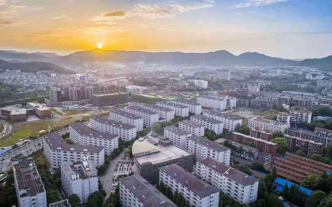 中南大学宿舍有多豪华,拥有十几个食堂的大学