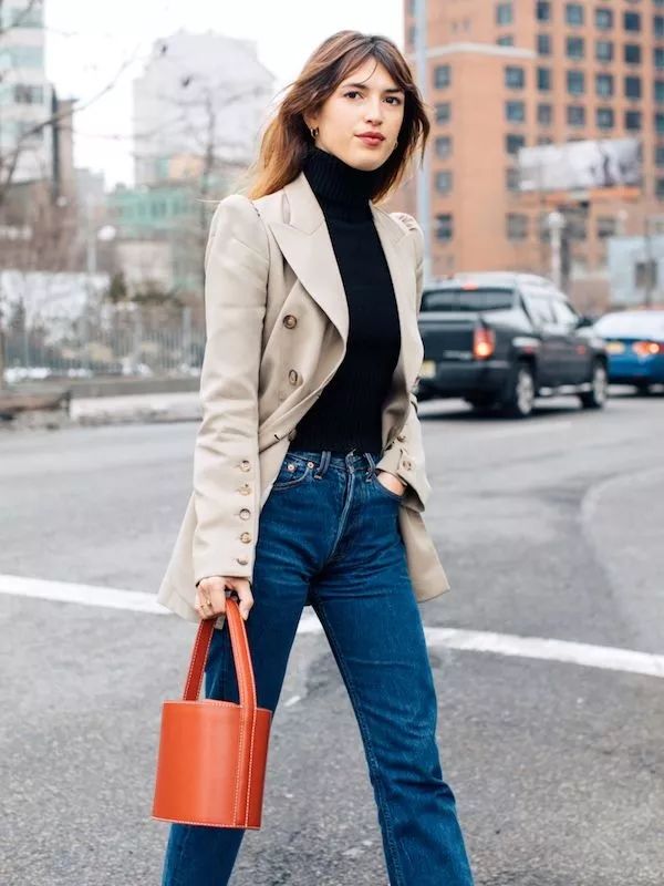 会背水桶包的人,会背奢侈品包包