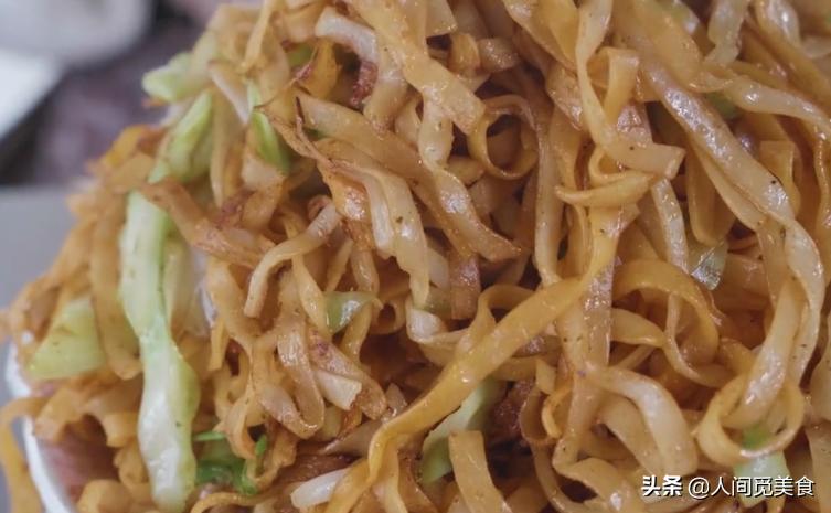 河南两父子路边炒面23年,8元一份2小时就卖光,一天收入800元
