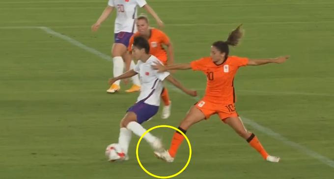 王霜受伤离场视频,王霜受伤训练视频