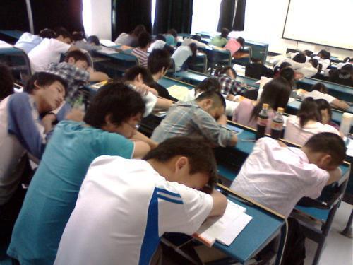 为什么大学生上课都不听课了,大学生为什么总是不愿意上课