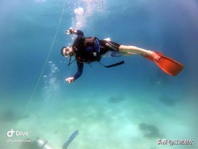 潜水的时候该怎么下潜,潜水是如何做到上浮下潜的