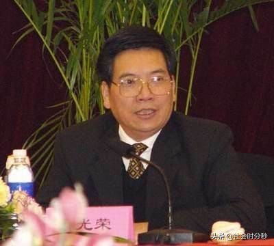 退居二线秦光荣主动投案前任白恩培贪亿元是“牢底坐穿”第一人